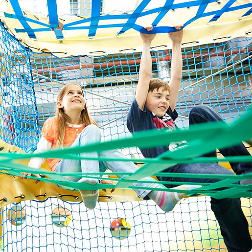 Ravensburger Kinderwelt Kornwestheim_Zahlen und Fakten_Kinder klettern im Riesen-Kletterbaum in der Ravensburger Kinderwelt Kornwestheim
